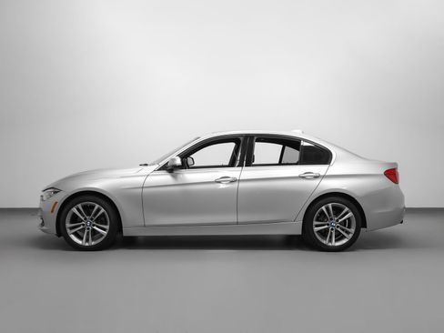 Used 2018 BMW 330i xDrive Sedan AWD/4WD image 2