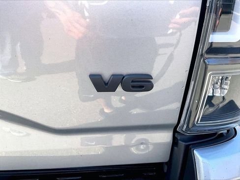 Used 2017 Toyota Tacoma TRD Sport w/ Premium & Technology Package image 8