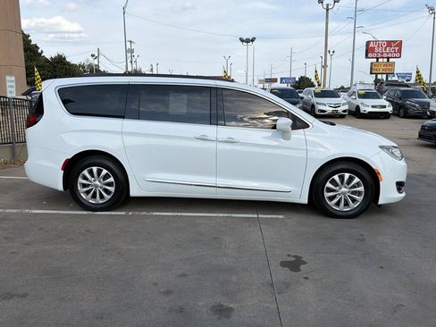 Used 2017 Chrysler Pacifica Touring-L FWD image 4