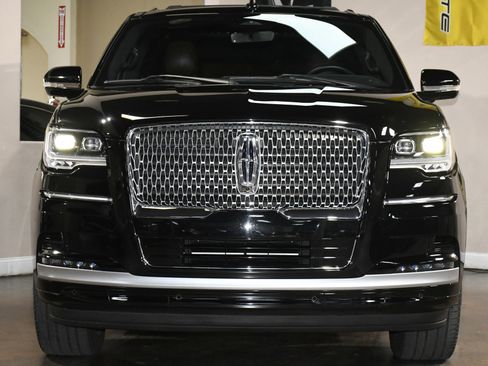 Used 2023 Lincoln Navigator Reserve image 1