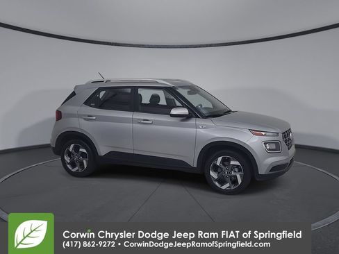 Used 2025 Hyundai Venue SEL FWD image 2