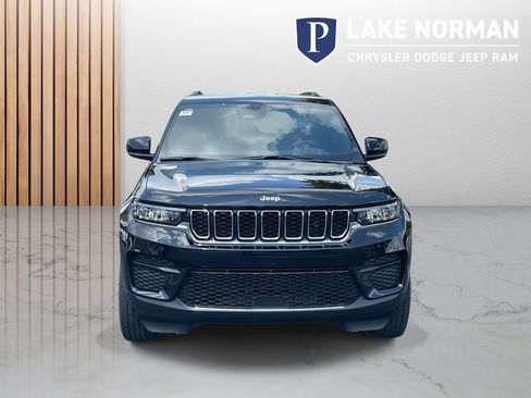 New 2025 Jeep Grand Cherokee Laredo image 3