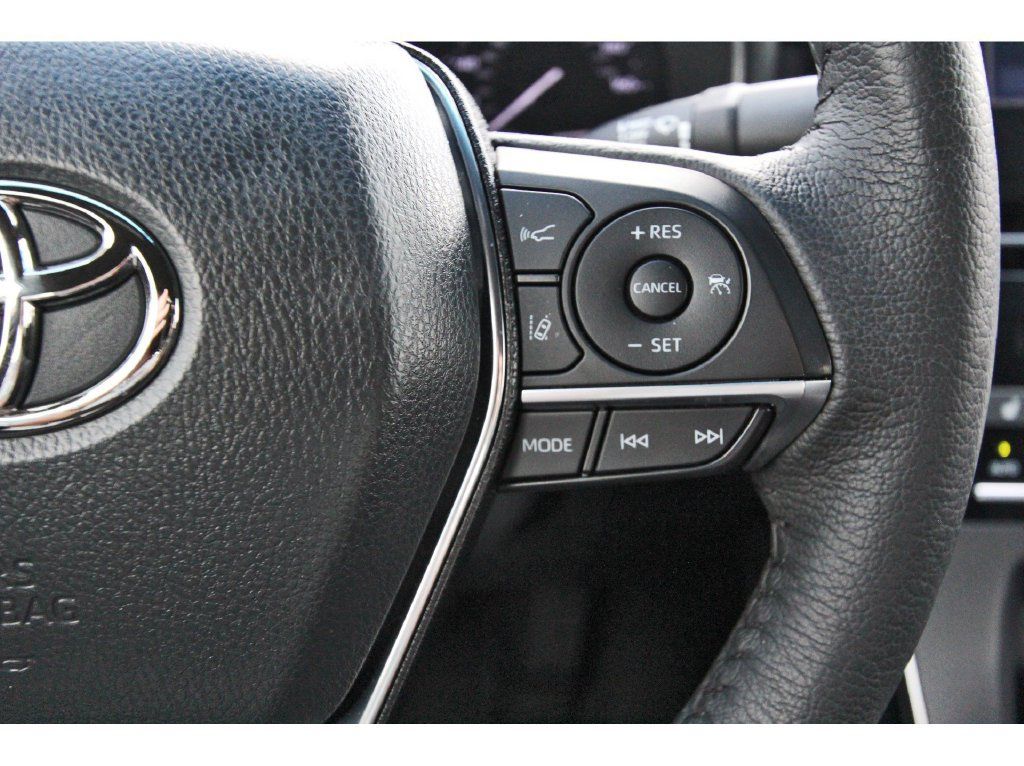 Used 2022 Toyota Avalon XLE FWD image 14