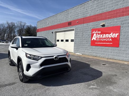Used 2025 Toyota RAV4 XLE image 1
