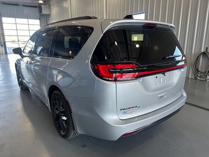 New 2026 Chrysler Pacifica Select w/ S Appearance Package