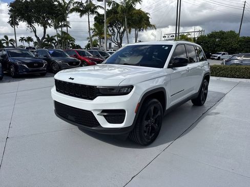 Used 2022 Jeep Grand Cherokee Altitude AWD/4WD image 9
