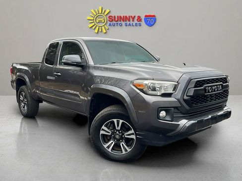 Used 2017 Toyota Tacoma TRD Sport image 1