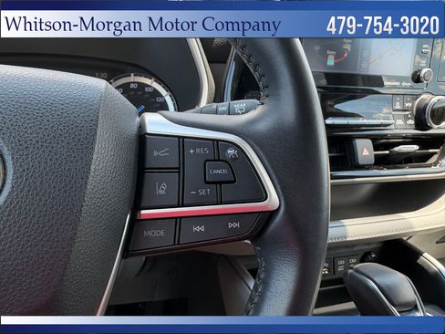 Used 2022 Toyota Highlander XLE AWD/4WD image 21