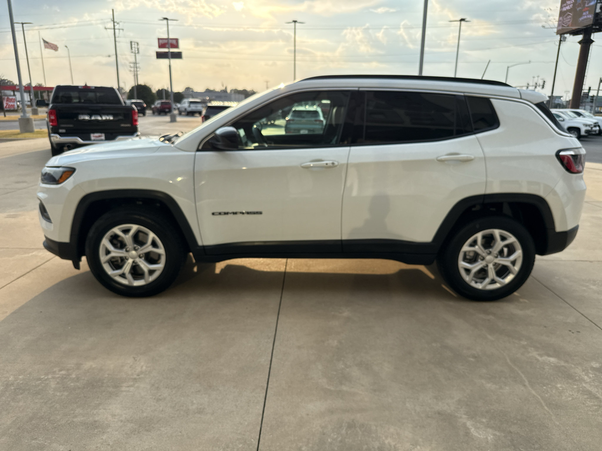 Used 2024 Jeep Compass Latitude AWD/4WD image 4