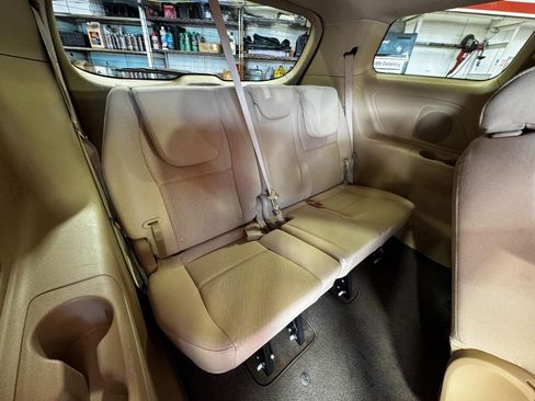 Used 2018 Kia Sedona LX image 11