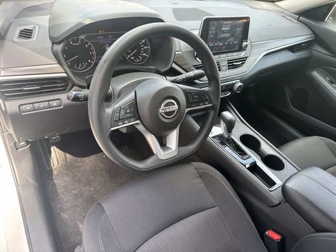 Used 2025 Nissan Altima 2.5 SV FWD image 30