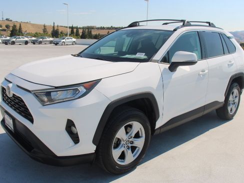 Used 2020 Toyota RAV4 XLE w/ Carpet Mat Package FWD image 6