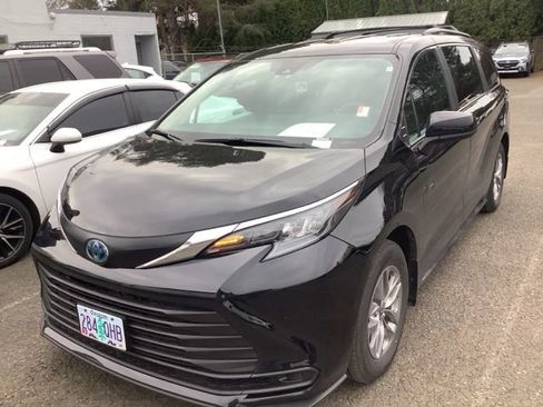 Used 2025 Toyota Sienna LE image 1