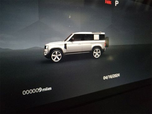 New 2024 Land Rover Defender 110 SE image 19