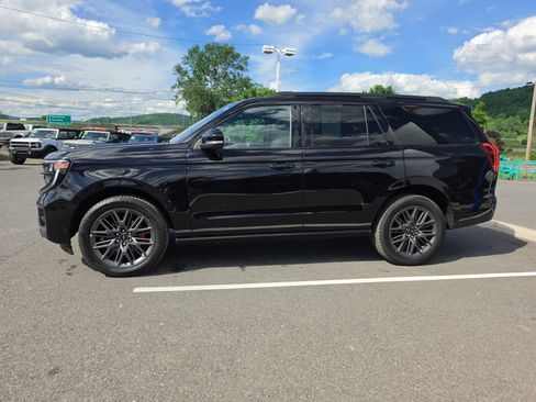Used 2025 Ford Expedition Platinum w/ Stealth Performance Package AWD/4WD image 7