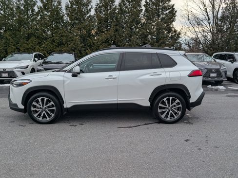 Used 2023 Toyota Corolla Cross XLE w/ Convenience Package image 6