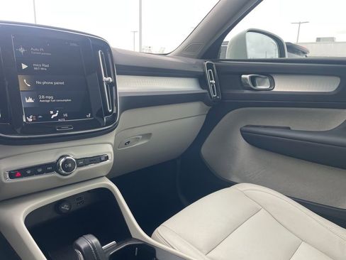 Used 2020 Volvo XC40 T5 Momentum image 35