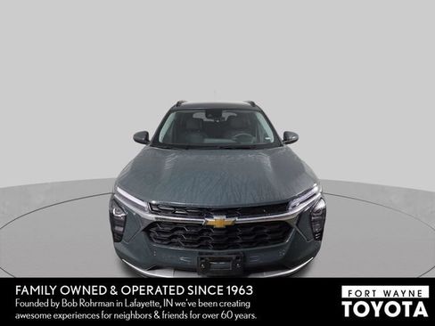 Used 2025 Chevrolet Trax LT FWD image 3