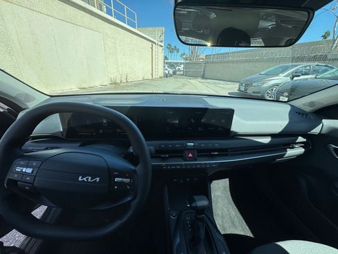 Used 2025 Kia K4 LXS image 32