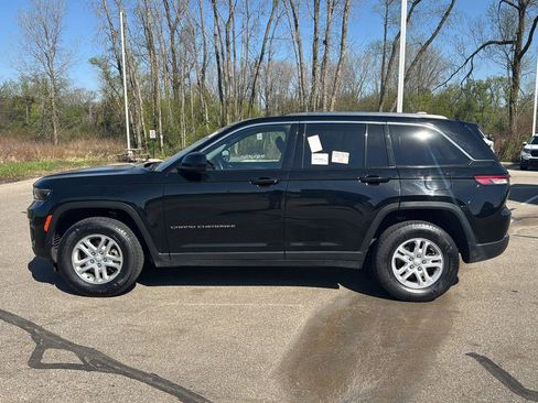 Used 2023 Jeep Grand Cherokee Laredo AWD/4WD image 2