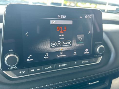 Used 2025 Nissan Rogue SV FWD image 18