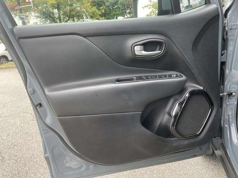 Used 2018 Jeep Renegade Altitude w/ UConnect 8.4 Nav Group AWD/4WD image 18