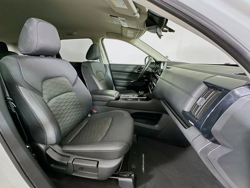 Used 2025 Nissan Pathfinder SV image 32