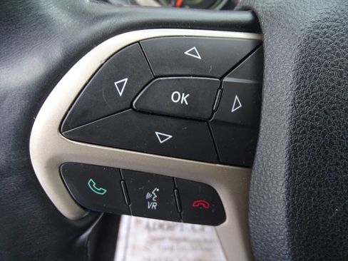 Used 2017 Jeep Cherokee Latitude w/ Comfort & Convenience Group image 19