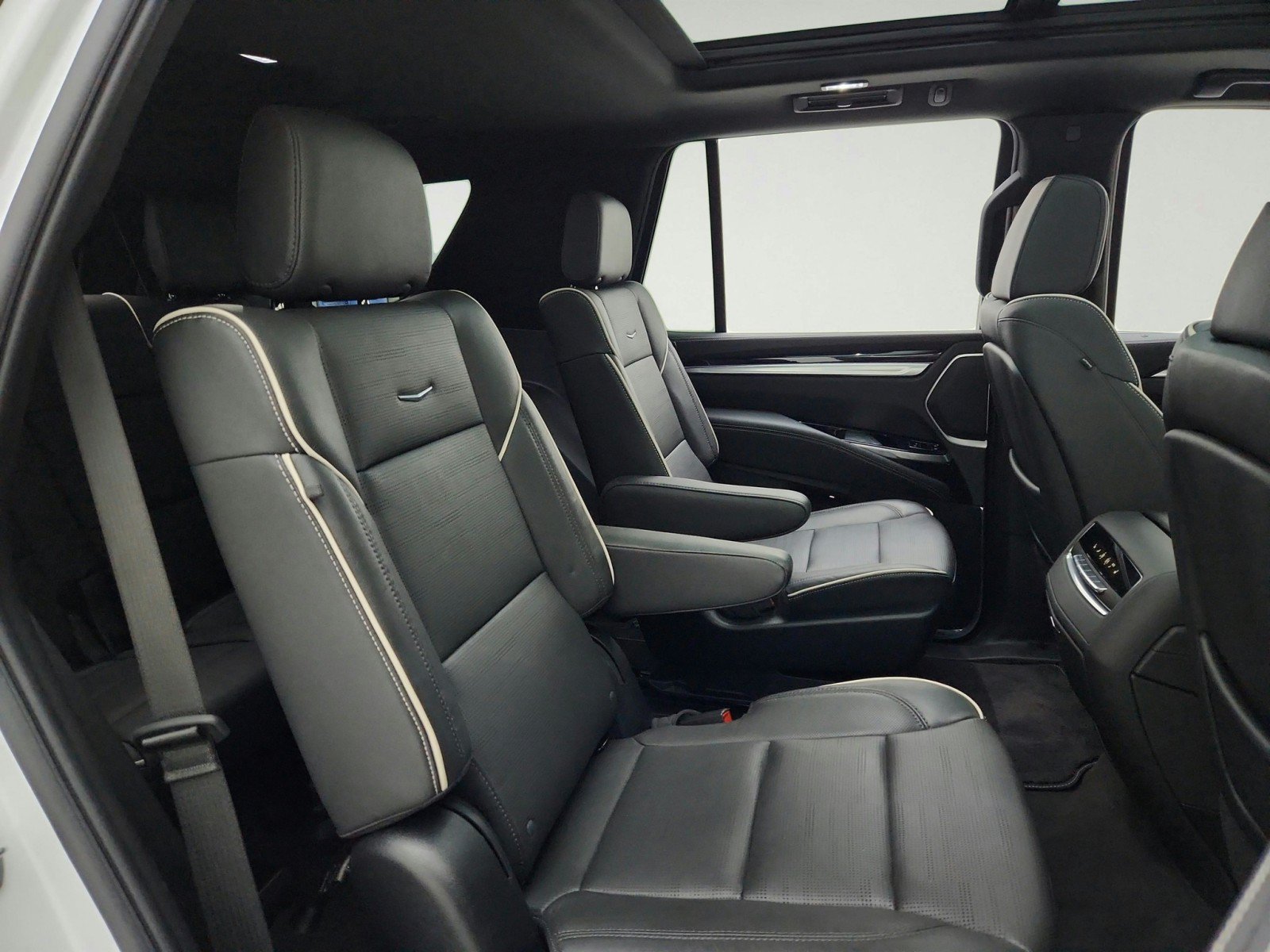 Used 2025 Cadillac Escalade Sport w/ LPO, ONYX Package AWD/4WD image 31