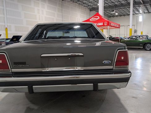 Used 1988 Ford LTD Crown Victoria RWD image 12