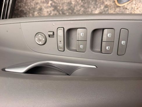 Used 2024 Hyundai Elantra SEL FWD image 25