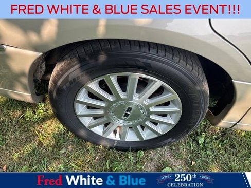 Used 2004 Lincoln Town Car Signature RWD image 3