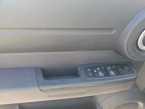 Used 2011 Dodge Nitro Heat image 29