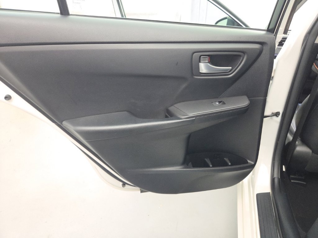 Used 2016 Toyota Camry SE FWD image 19