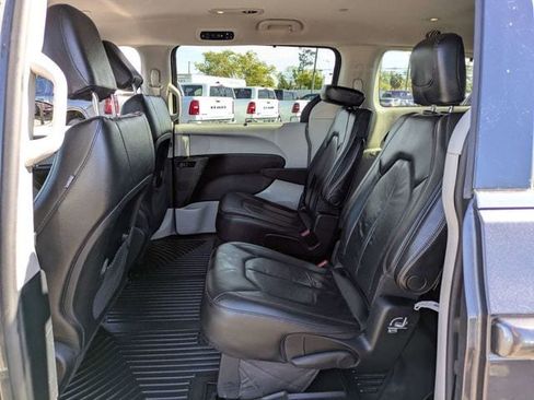 Used 2020 Chrysler Pacifica Touring-L w/ Tire & Wheel Group image 17