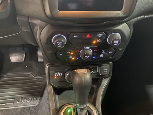 Used 2023 Jeep Renegade Latitude AWD/4WD image 23
