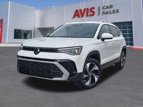 Used 2025 Volkswagen Taos SE AWD/4WD image 1