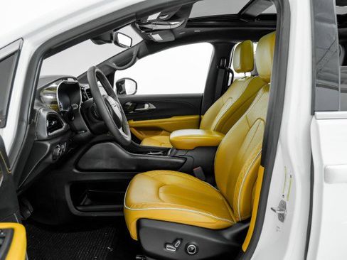 Used 2023 Chrysler Pacifica Pinnacle image 24