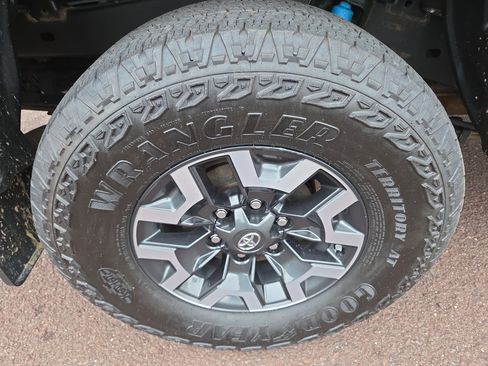 Certified 2020 Toyota Tacoma TRD Off-Road AWD/4WD image 10