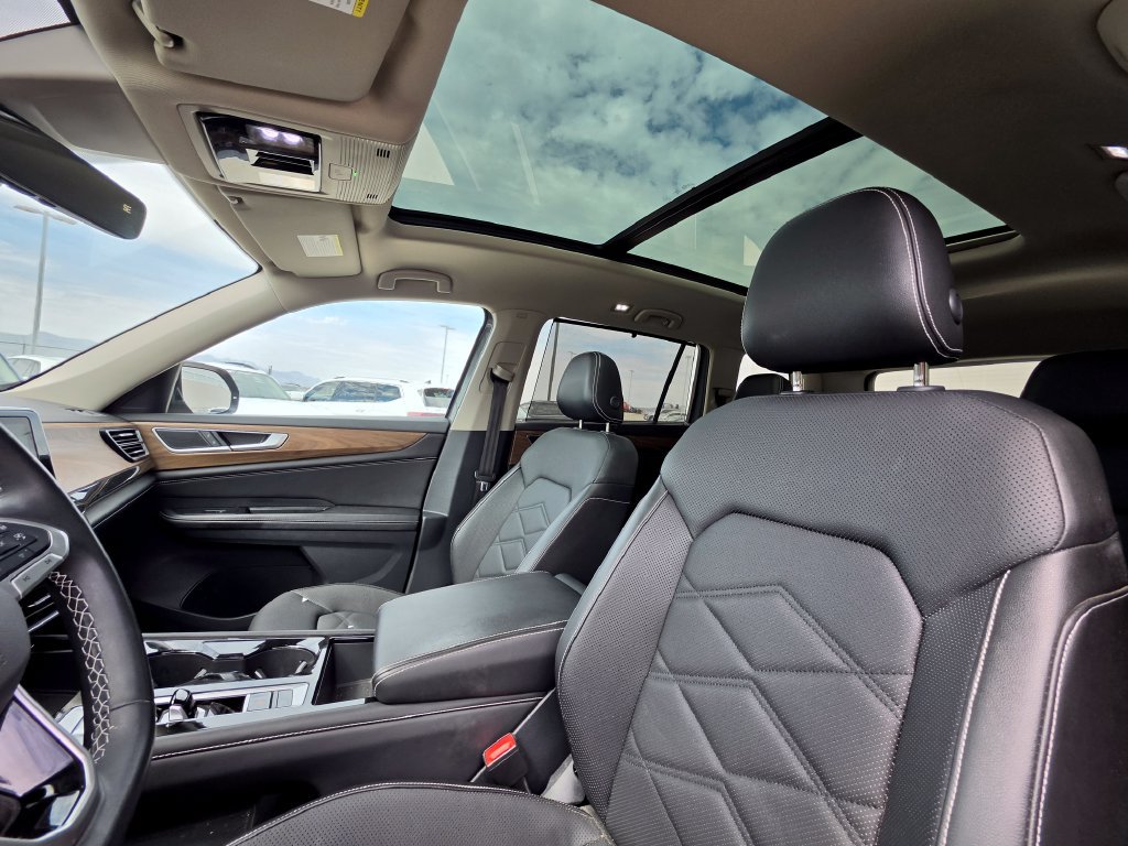 Used 2025 Volkswagen Atlas SE w/ Panoramic Sunroof Package FWD image 11