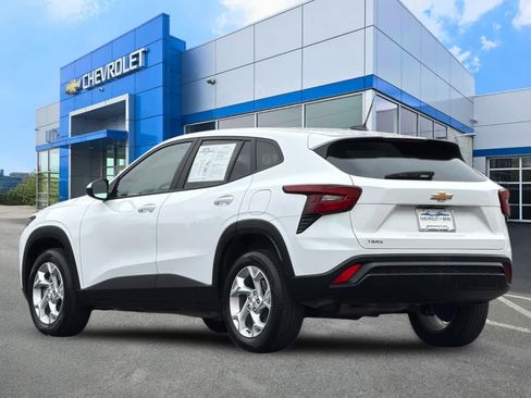 Used 2024 Chevrolet Trax LS w/ LS Convenience Package FWD image 6
