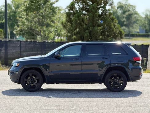 Used 2018 Jeep Grand Cherokee Laredo AWD/4WD image 8