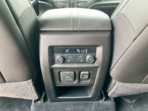 Used 2023 Chevrolet Traverse High Country FWD image 27