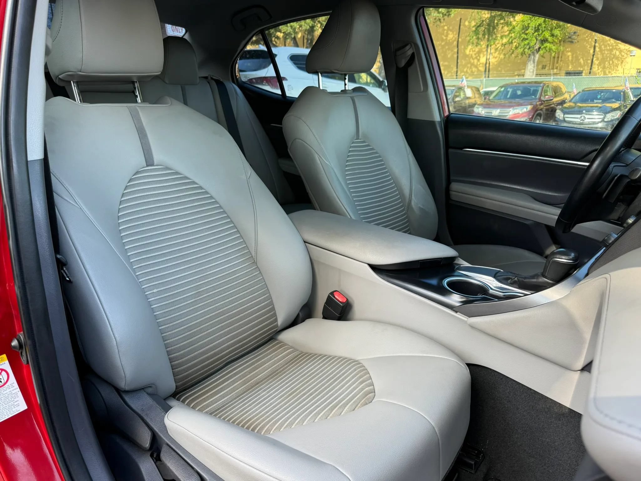 Used 2019 Toyota Camry SE FWD image 14