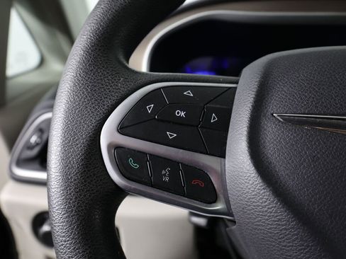 Used 2017 Chrysler Pacifica Touring image 32