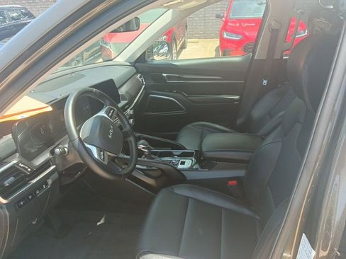 Used 2025 Kia Telluride S FWD image 4