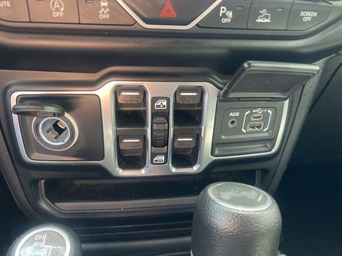 Used 2022 Jeep Wrangler Unlimited Sahara w/ Cold Weather Group AWD/4WD image 29