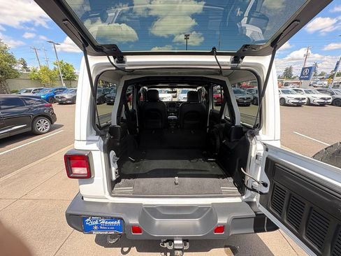 Used 2018 Jeep Wrangler Unlimited Sahara AWD/4WD image 30