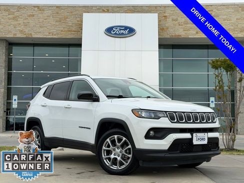 Used 2022 Jeep Compass Latitude image 1