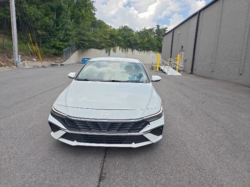 Used 2024 Hyundai Elantra SE FWD image 7